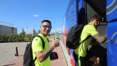 Chimy Ávila se dispone a subir al autobús este sábado para dirigirse a Bilbao en el primer viaje del curso para el Huesca, que debuta este domingo en Eibar.