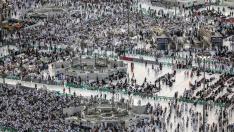 Peregrinos musulmanes rezan en los alrededores de la gran mezquita de La Meca