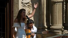 Amaia Romero inaugura el festival Flamenco On Fire con un recital en el balcón del Ayuntamiento de Pamplona.
