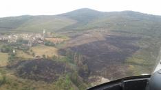 El fuego se declaró en los campos cercanos al pueblo, como se aprecia en la imagen tomada desde el aire