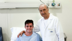 Carlos Mayo con el doctor Pedro Guillén