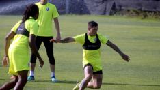 Chimy Ávila durante un momento del entrenamiento del Huesca que se ha desarrollado este sábado en el Instituto Montearagón.