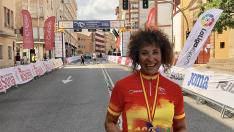 Isabel Serrano, con la medalla y el trofeo de campeona de España, este sábado en Soria.