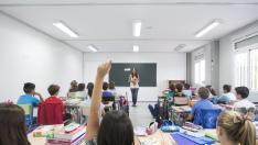 Los docentes españoles trabajan una media de 200 horas menos que en la OCDE