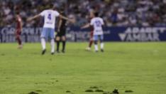 Imagen del césped de La Romareda hace unas horas durante el Real Zaragoza-Dep. Coruña de Copa del Rey. Así se levanta la hierba en todos los puntos del campo en cada partido.