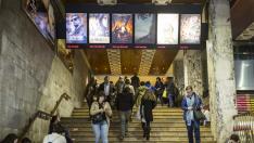Espectadores en las escaleras del Cine Palafox.