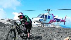 El helicóptero deja en altura a un ciclista en la sierra Negra, en Benasque.