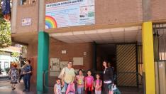 Dos madres y sus hijas, en la puerta del colegio Emilio Moreno Calvete, que está pendiente de las obras para un comedor.