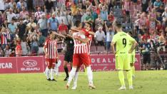 Álvaro Vázquez, brazos en jarra, tras el pitido final que dio la victoria al Almería (2-1).