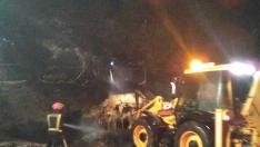 Los bomberos emplean cinco horas en apagar el incendio de un pajar en Torrente de Cinca