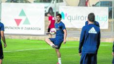 Íñigo Eguaras, durante el entrenamiento de ayer del Real Zaragoza.