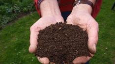 El compost es un abono resultado del procesamiento de residuos orgánicos.