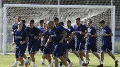 Pombo, a la izda. de la foto, encabeza el grupo en el entrenamiento de este jueves en la Ciudad Deportiva.