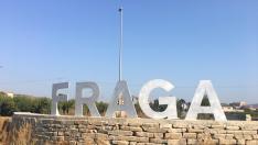 Fraga instala letras de bienvenida en la rotonda de la nacional 211