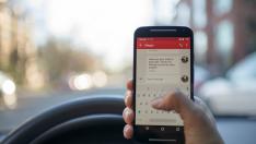La DGT propone quitar 4 o 6 puntos por conducir hablando por teléfono.
