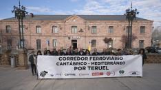 Una concentración de Teruel Existe en favor del Corredor Cantábrico-Mediterráneo.