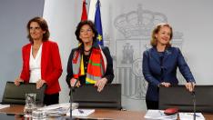 Teresa Ribera junto a Isabel Celaá y Nadia Calviño tras la reunión del Consejo de Ministros.
