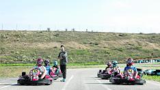Un grupo de pilotos se alista para los entrenamientos libres cronometrados en el circuito de Torremocha.