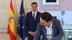 El presidente del Gobierno, Pedro Sánchez (izda), y el secretario general de Podemos, Pablo Iglesias, han firmado hoy en el Palacio de la Moncloa el acuerdo sobre el proyecto de ley de presupuestos para 2019.