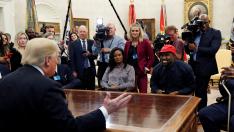 Donald Trump durante el encuentro con el rapero Kanye West en el Despacho Oval.