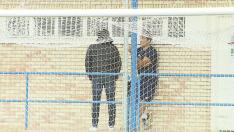 Zapater, apoyado en la pared del vestuario del equipo, charla a solas con Lalo Arantegui, nada más llegar al campo de entrenamientos del equipo el director deportivo en la mañana de este domingo.