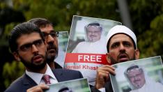 Activistas sujetan carteles con la imagen del periodista desaparecido Yamal Khashoggi