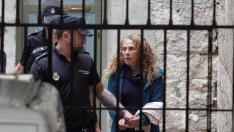 María Concepción M.V, apodada como 'viuda negra de Alicante', sale de los juzgados de Benalúa.