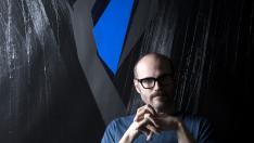 Pablo Pérez Palacio (Zaragoza, 1983), ante uno de sus cuadros de gran formato.