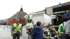 Desmontaje del mando de flores de la Ofrenda