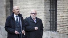 Carlos Esco (derecha), junto a su abogado, Juan Monclús, a su llegada a la Audiencia Provincial de Zaragoza.