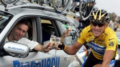 Lance Armstrong, del Discovery Channel, con el director de su equipo, Johan Bruyneel, en el Tour de Francia de 2005