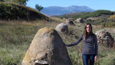 Trívez, junto a las bodegas en cerro, con el Moncayo al fondo.