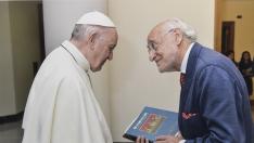 El papa Francisco recibe en el Vaticano a José Javier Forcén, que lleva un libro del Papa Luna.