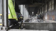 Un camión descarga residuos orgánicos procedentes del Actur en el vertedero de Zaragoza.