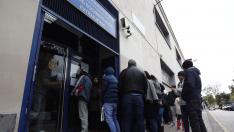Las peticiones de asilo desbordan la Oficina de Extranjería de Zaragoza con filas a la intemperie
