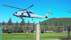 Un helicóptero militar toma tierra en el actual helipuerto de la Escuela de Montaña de Jaca.