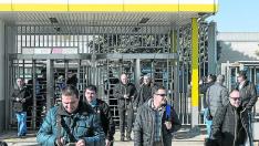 Trabajadores de Opel España salen de la factoría de Figueruelas.