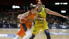 Anna Gómez intenta marcharse de la presión de Vega Gimeno, en el partido de ayer.