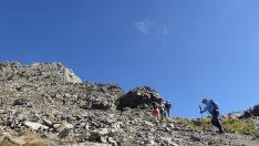 Camino de la cumbre a la Gran Facha, un tresmil del valle de Tena, en los Pirineos.