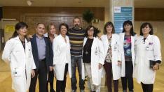 Pau Donés, a su llegada al Servet, junto a responsables de enfermería.