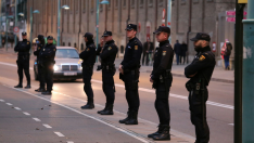 La Policía protege el centro social Luis Buñuel antes y durante la charla de la exgrapo