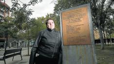 Beatriz Sánchez Seco, de 35 años, en el monumento dedicado a las víctimas del atentado de la casa cuartel en la plaza de la Esperanza.