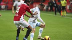 Pep Biel protege el balón en el partido ante el Nástic