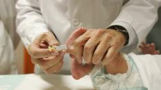 Atención a un recién nacido en un hospital de Zaragoza.