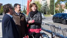 La concejala de Movilidad, Teresa Artigas, y el edil de Cs Alberto Casañal, con la primera estación de la ampliación que se colocó.