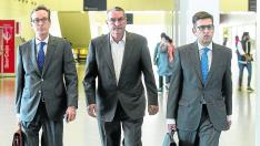 El principal encausado, Ricardo García Becerril, flanqueado por sus dos abogados.
