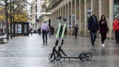 Un par de patinetes de alquiler en el paseo de la Independencia de Zaragoza.