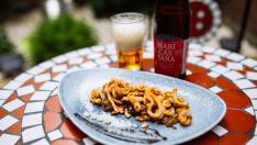 Chipirones harinados y fritos, sobre alioli de ajo negro con Ambar Mari Castaña del restaurante Nueva Karambola.