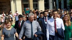 Sánchez se quita la chaqueta y pasea por La Habana Vieja