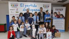 Los exjugadores del Real Zaragoza Lafita, Cani y Cedrún con los niños con cáncer de Aspanoa.